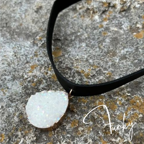 White Stone Choker Necklace - Picture 4 of 6